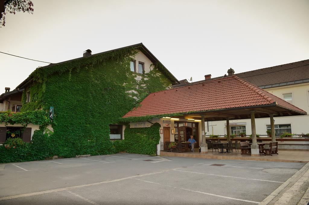 捷欣酒店 洛加泰茨 外观 照片